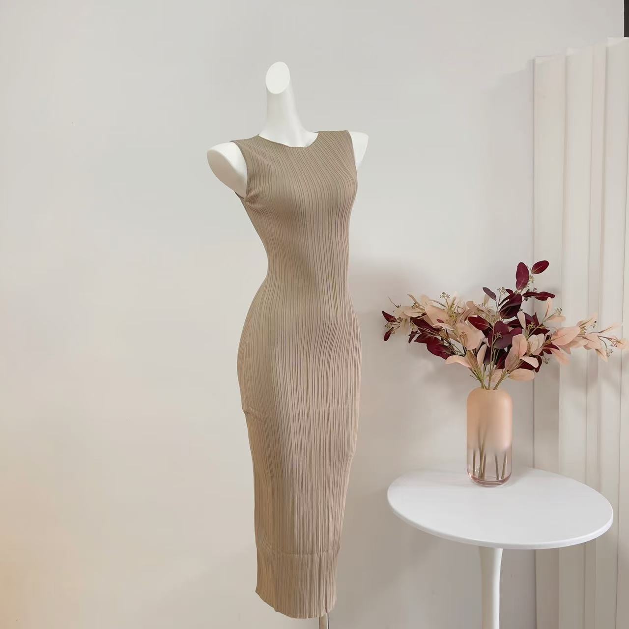 Fart Shop Slim Fit Bodycon Midi Dress with Textured Waist - Image 3